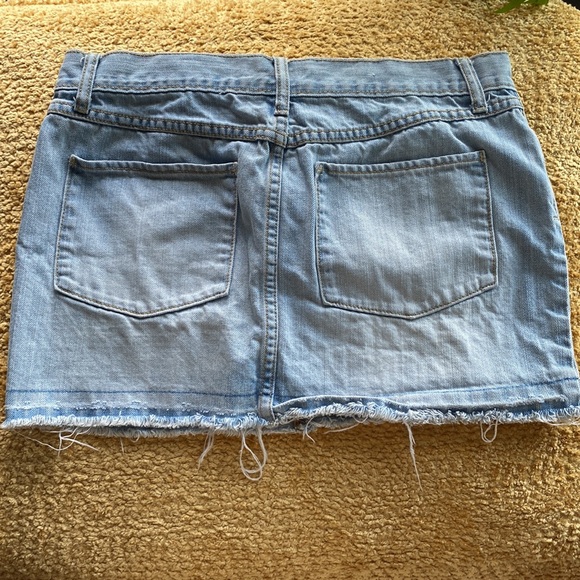 Old Navy ultra low rise light wash distressed denim skirt sz 6 - Picture 2 of 7